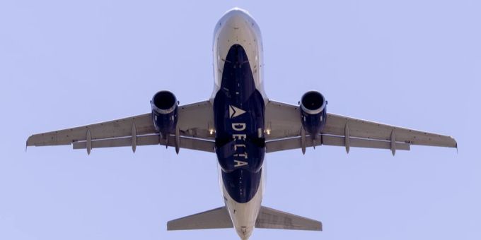 Ein Flugzeug von Delta Airlines musste auf dem Weg nach Barcelona aufgrund einer Durchfall-Überschwemmung umkehren. Flugzeug Durchfall