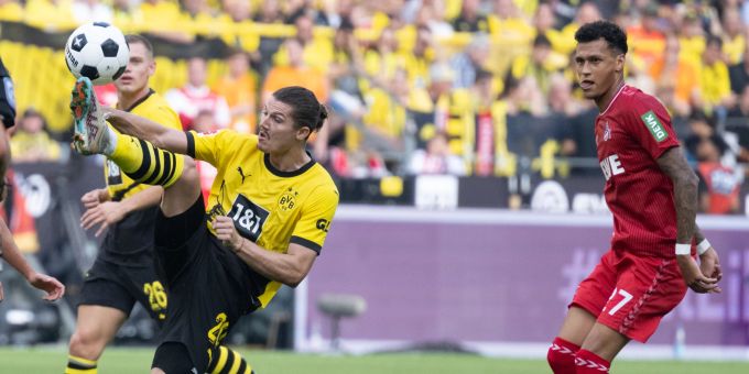 Marcel Sabitzer (BVB) gegen Davie Selke (1. FC Köln) in der Bundesliga. BVB Köln Bundesliga