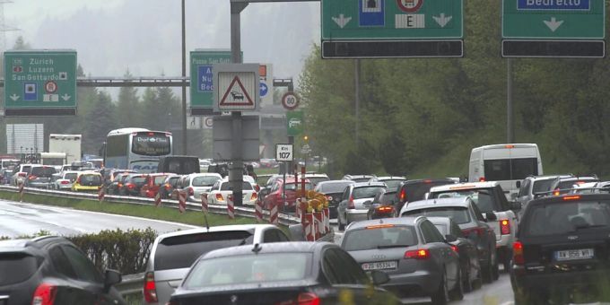 Der TCS rechnet laut seiner Verkehrsprognose bis Ende August mit Staus wegen des Rückreiseverkehrs. (Archivbild) gotthard