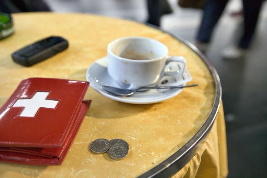 Der Betrag für den Kaffee wird oft aufgerundet, wenn bar bezahlt wird.