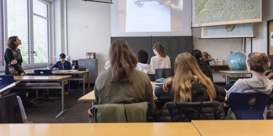 An einem Elternabend setzt sich ein Lehrer für seine Schüler ein – und wird gefeuert.