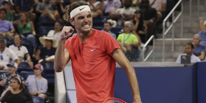 Taylor Fritz setzt sich gegen Dominic Stricker durch. US Open