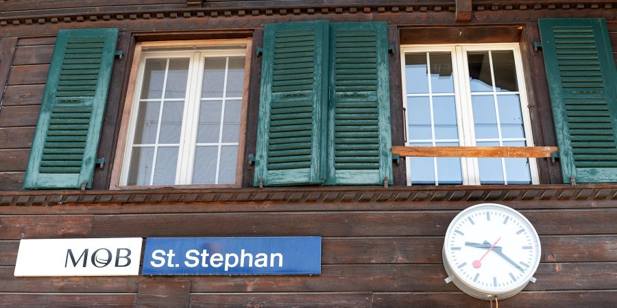 Der MOB Bahnhof St. Stephan mit Bahnhofsuhr. - Simmental