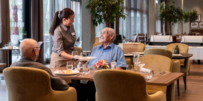 Vom Rindsgeschnetzeltem über das Tofuragout bis hin zum Kürbis-Panna-Cotta: Im Dorfmatt Restaurant & Café ist für jeden Geschmack etwas passendes dabei. Senevita Dorfmatt Restaurant & Café