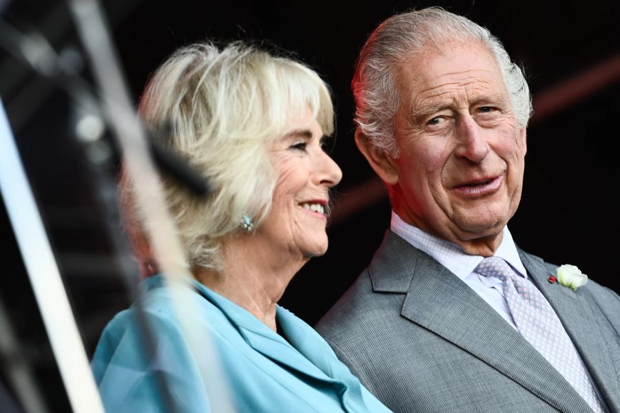 König Charles und Camilla kürzlich in Frankreich. Der König hat seinen Sohn aus Frogmore Cottage geschmissen.