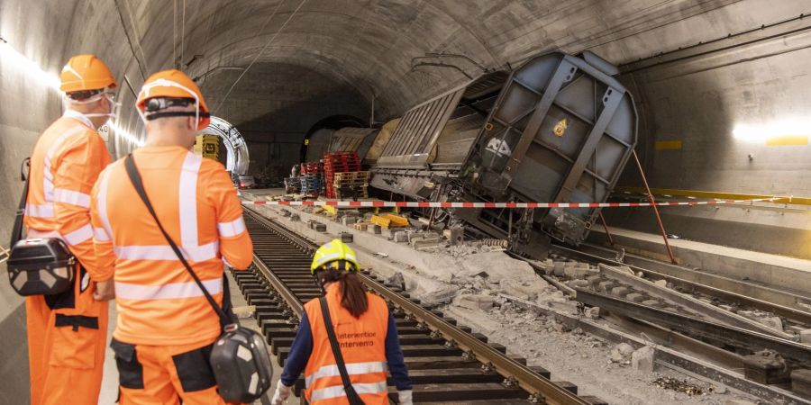 Verunglückte Güterwagen stehen Anfang September am Unfallort im Gotthard-Basistunnel.