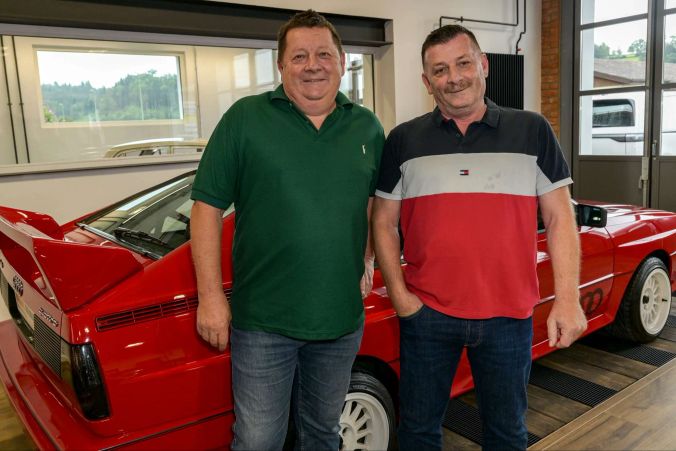 Peter und Georg vor einem Audi Quatro.
