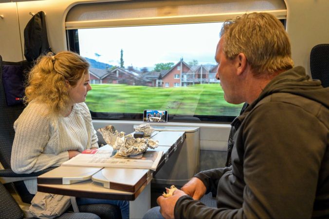 Volle Konzentration für die Live-Übertragung: Luisa und Dani im Zug nach Interlaken.