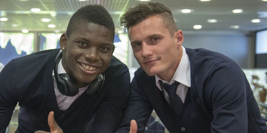 Breel Embolo mit Kopfhörern und Taulant Xhaka vor dem Europa-League-Auswärtsspiel in Florenz im Jahr 2015.