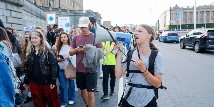 Die schwedische Aktivistin Greta Thunberg und weitere, überwiegend junge Menschen ziehen durch Stockholm.