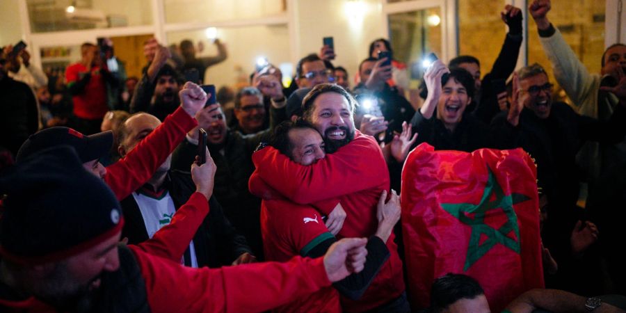 Marokko-Fans jubeln beim Public Viewing in Marseille nach dem Sieg ihrer Mannschaft.