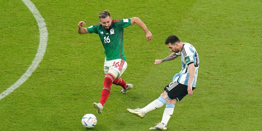 Argentiniens Lionel Messi (r) kommt gegen Mexikos Hector Herrera zum Torabschluss.