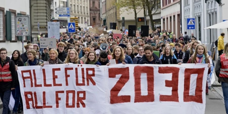 Organisiert vom Klimastreik Basel fand am 5. November 2022 in Basel eine Kundgebung für die Klimagerechtigkeitsinitiative statt. Nun nahm die Basler Stimmbevölkerung den Gegenvorschlag mit Zieljahr 2037 an.