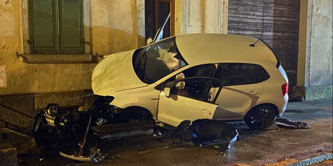 Laufen BL: Zwei Personen bei Selbstunfall mit Personenwagen verletzt Laufen BL: Zwei Personen bei Selbstunfall mit Personenwagen verletzt