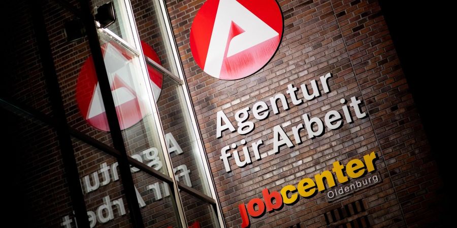 Obwohl die Wirtschaft seit 2020 unter einer Dauerbelastung steht, geht das Ifo-Institut 2023 nur von einer geringen Zunahme der Arbeitslosenquote aus.