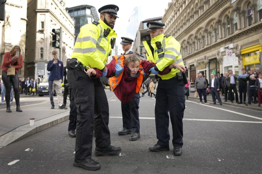 Polizeibeamte nehmen einen Aktivisten der Gruppe Just Stop Oil fest.