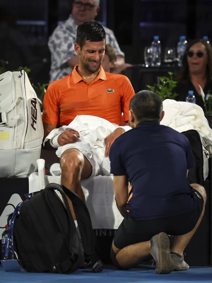 Novak Djokovic muss behandelt werden. djokovic