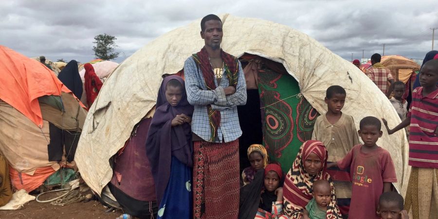 Habibas Familie lebt in einer zeltartigen Hütte in einem Flüchtlingslager in Somalia.