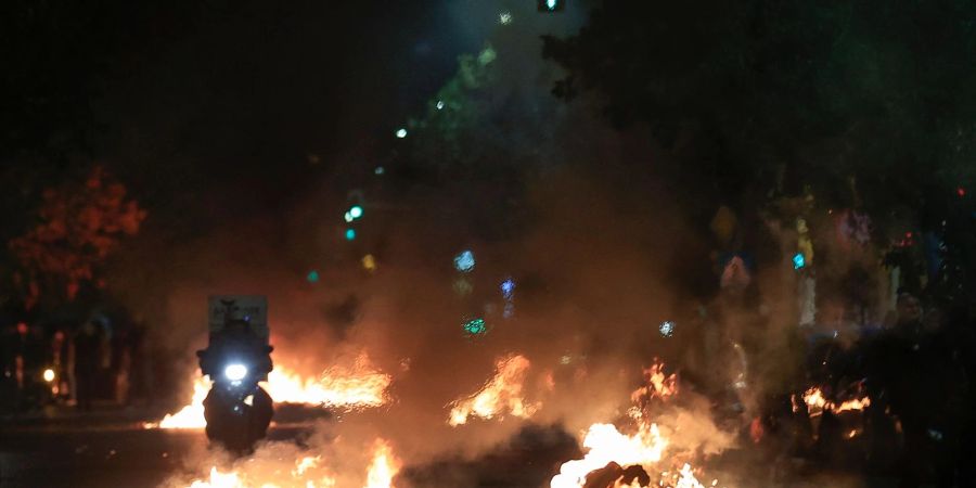 Die Demonstranten haben in Thesssaloniki eine Hauptstrasse blockiert und Mülltonnen in Brand gesetzt.