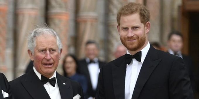 Von Freunden erzogen - Harry schiesst in Doku gegen Vater Charles