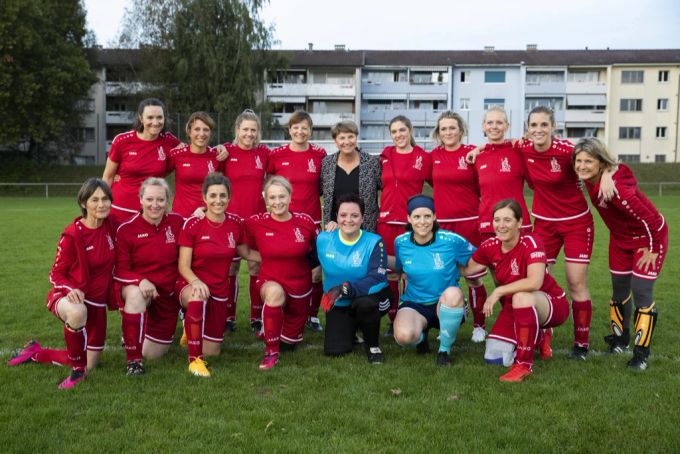 Der FC Helvetia (bestehend aus Nationalrat und Ständerat) vor einem Match gegen das Team des Roten Kreuzes, September 2021. Lilian Studer steht in der oberen Reihe, dritte von rechts. FC Helvetia
