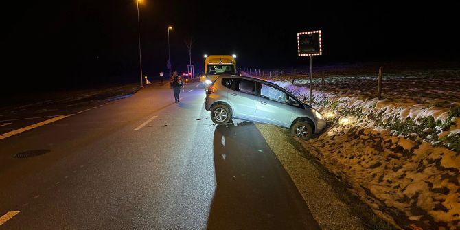 Ettingen BL: Personenwagenlenkerin verursacht Selbstunfall