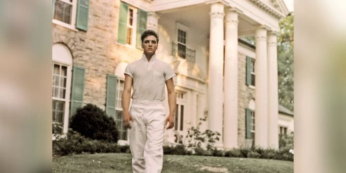 Elvis Presley im Jahr 1957 in Graceland wenige Monate nachdem er das Anwesen in Memphis erworben hatte. lisa marie presley elvis