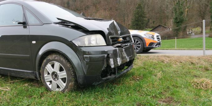 Bilten: Lenkerin kollidiert mit Zaunpfosten und durchbricht Zaun Bilten: Lenkerin kollidiert mit Zaunpfosten und durchbricht Zaun