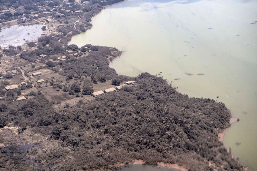 Auf diesem von den neuseeländischen Verteidigungskräften zur Verfügung gestellten Foto bedeckt Vulkanasche die Dächer und die Vegetation in einem Gebiet von Tonga, Montag, 17. Januar 2022.