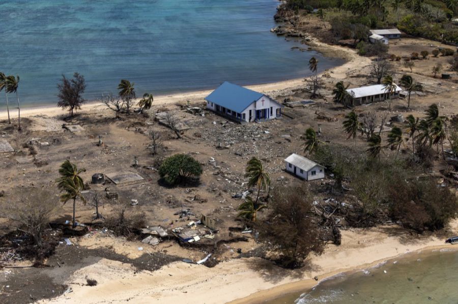 Auf diesem von den australischen Streitkräften zur Verfügung gestellten Foto sind nach dem Ausbruch eines Unterwasservulkans und dem darauffolgenden Tsunami am 28. Januar 2022 auf der Insel