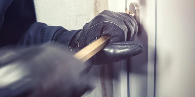 Das Pärchen brach in ein Haus ein. Dort rief die Frau die Polizei – Polizisten sollen ihnen helfen, die Sachen zu transportieren. (Symbolbild) einbruch
