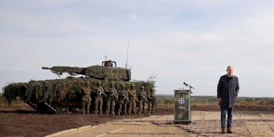 Scholz neben einem Puma-Schützenpanzer