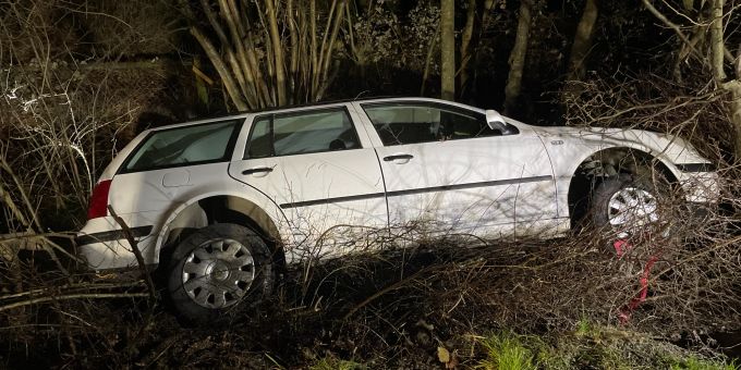 Der Autofahrer verletzte sich leicht. Der Autofahrer verletzte sich leicht.