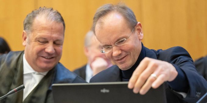 Der frühere Wirecard-Vorstandschef Markus Braun (rechts) sitzt beim Prozessauftakt neben seinem Anwalt Alfred Dierlamm auf der Anklagebank im Gerichtssaal. Peter Kneffel/dpa Auftakt im Wirecard-Prozess