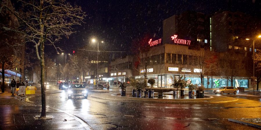 Schnee am Abend auf der Zürcherstrasse in Uster. (Symbolbild) - Stadt Uster