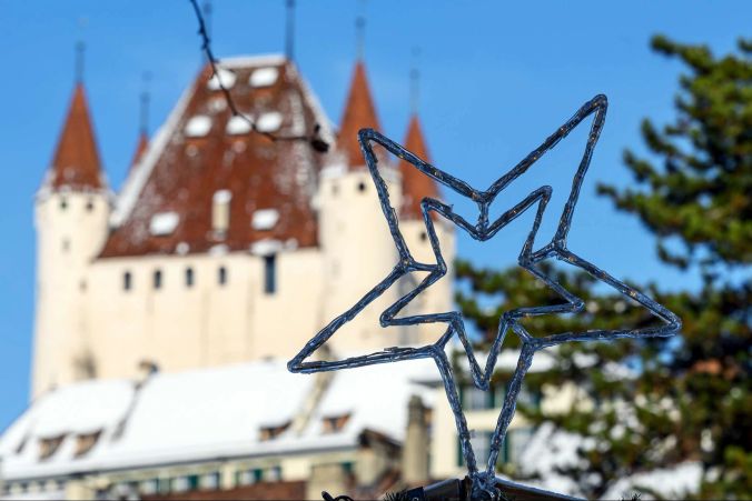 Stern vor dem Schloss Thun am Weihnachtsmarkt 2022 in Thun.