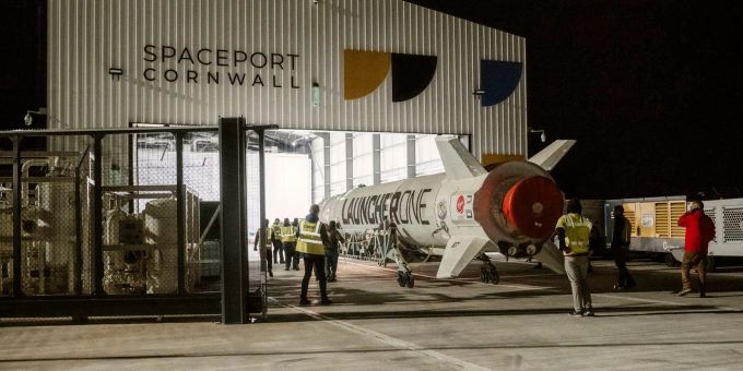 Ingenieure treffen am Flughafen Cornwall letzte Vorbereitungen für einen Satellitenstart, der nun gescheitert ist Cornwall