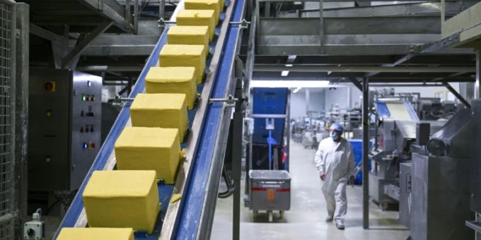 Butter in einer Teigfabrik. Coop