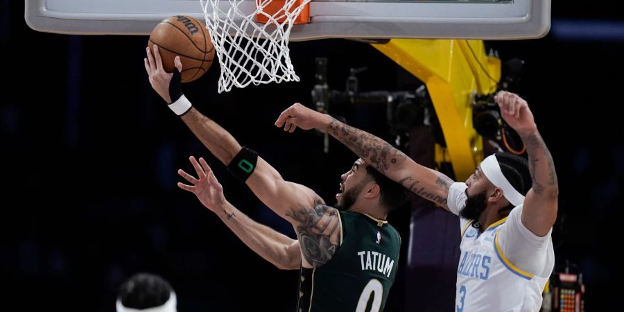 Jayson Tatum (0) sicherte den Celtics den Sieg gegen Anthony Davis und die Los Angeles.