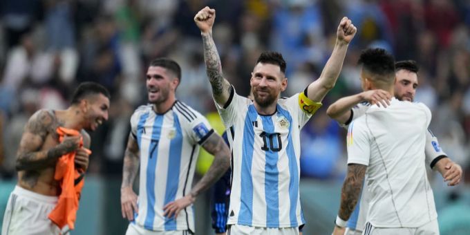 Lionel Messi freut sich mit seinen Teamkameraden über den Einzug in den Final der WM 2022. WM 2022 Lionel Messi