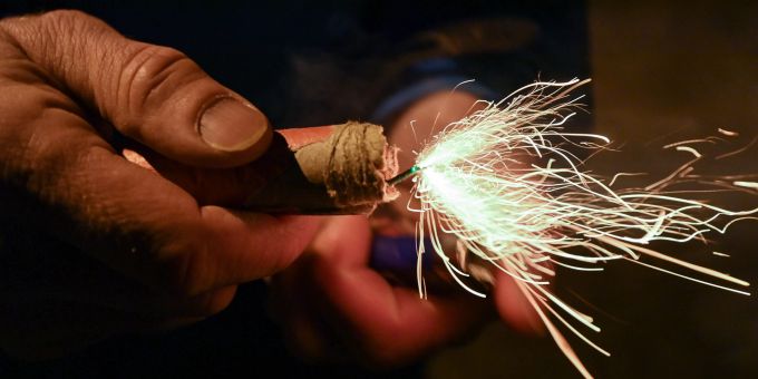 Wenn beim Böllern etwas schiefgeht, endet das schnell im Krankenhaus – zum Beispiel, wenn ein Finger abgerissen wird. Böller Hand Feuer Feuerwerk