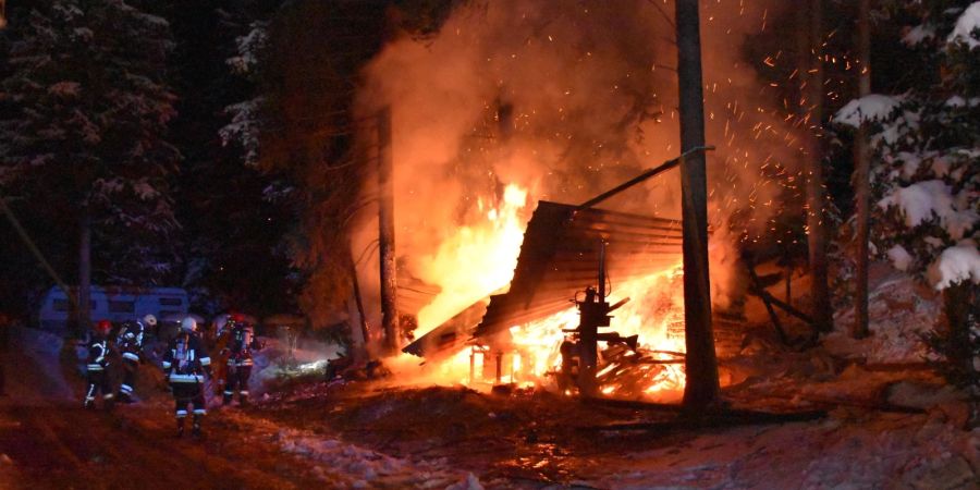 Chapella: Holzlagerplatz in Brand geraten