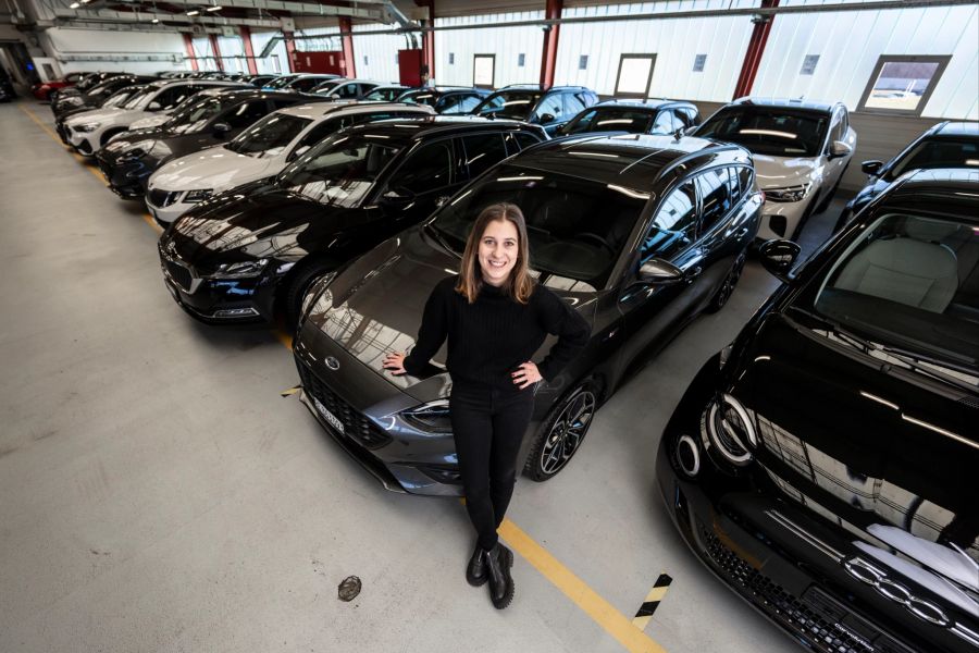 Léa Miggiano in der Autohalle in Bannwil, am Hauptsitz von Carvolution.