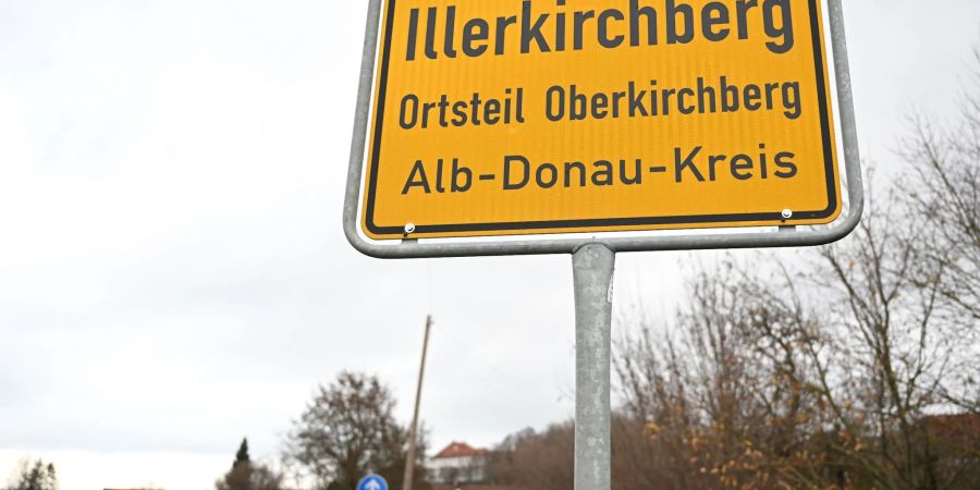 Das Ortsschild von Illerkirchberg. Zwei Mädchen wurden hier auf ihrem Schulweg angegriffen.