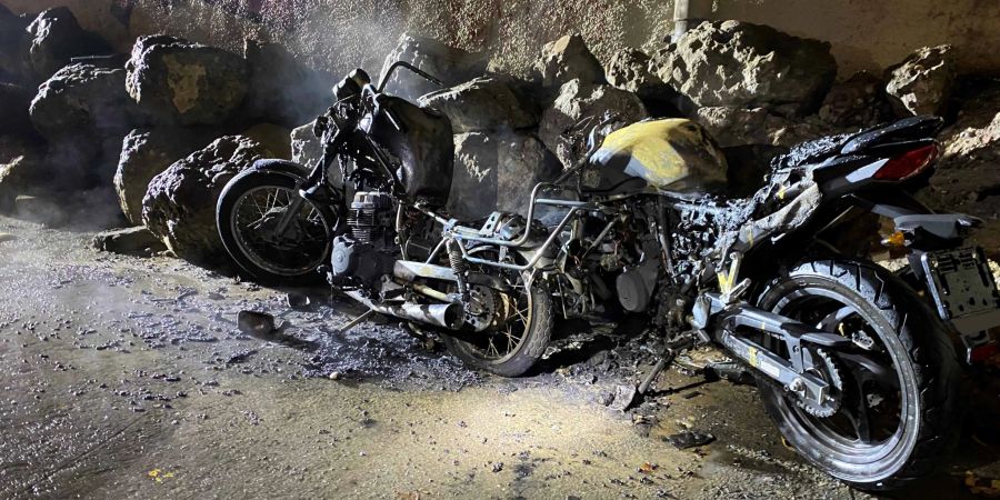 Risch Rotkreuz: Motorräder in Brand