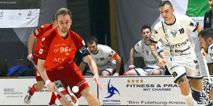 UHC Thun im Spiel gegen Verbano Gordola. Unihockeyspiel im Zweikampf
