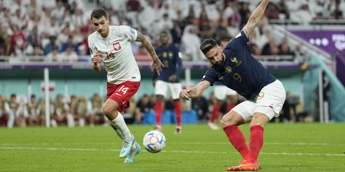 Olivier Giroud (r.) trifft an der WM 2022 gegen Polen zum 1:0. WM 2022