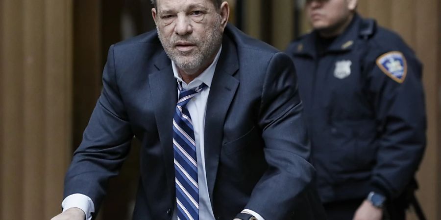 ARCHIV - Harvey Weinstein droht eine jahrzehntelange Haftstrafe. Foto: John Minchillo/AP/dpa