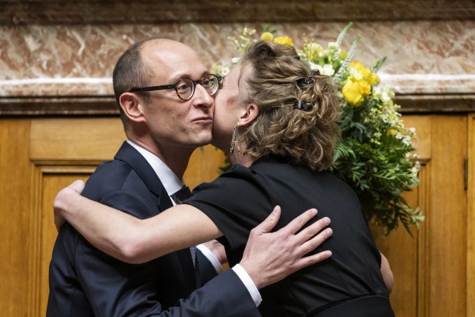 Martin Candinas, Mitte-GR, links, freut sich nach seiner Wahl zum Nationalratspräsidenten und empfaengt die Gratulationen seiner Vorgaengerin, Irene Kaelin, GP-AG, am ersten Tag der Wintersession der Eidgenoessischen Raete, am Montag, 28. November 2022 im Nationalrat in Bern. (KEYSTONE/Alessandro della Valle) Martin Candinas