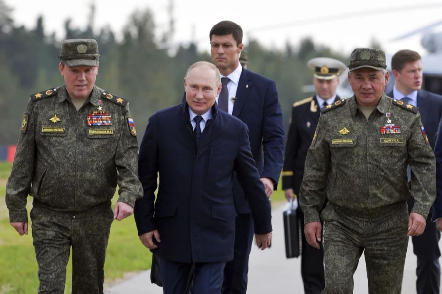 Sie gehen deshalb davon aus, dass Wladimir Putin ein Treffen mit unkritischen Müttern und Fake-Zuschauern inszeniert.